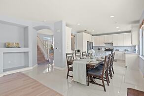 Bright Designer Home w Pool Near Everything