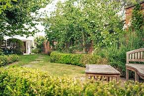 Gorgeous House - Garden & Open Living