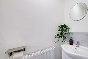 Sharp Close 4 Bedroom 2 Bath - Aylesbury