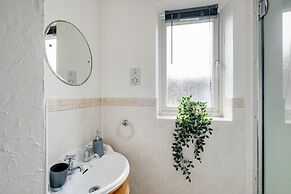 Sharp Close 4 Bedroom 2 Bath - Aylesbury
