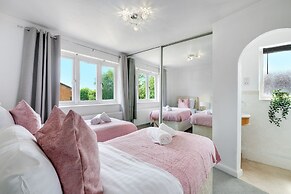 Sharp Close 4 Bedroom 2 Bath - Aylesbury