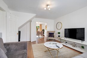 Sharp Close 4 Bedroom 2 Bath - Aylesbury