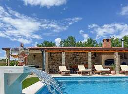 Villa Maria With Outdoor Pool