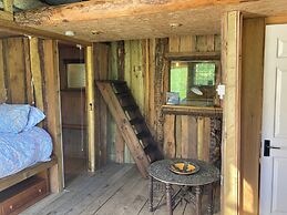 Treehouse Cabin Wilderness Escape