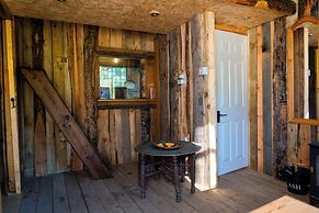Treehouse Cabin Wilderness Escape