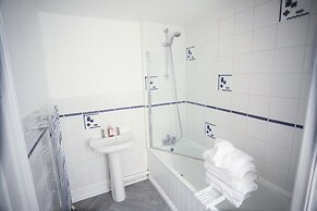 2-bed Apartment, Sleeps 6, 8-min Walk to Centre