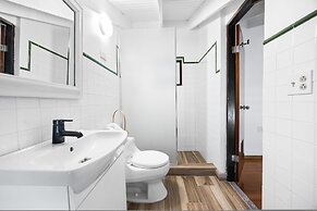 Golf Course Access Balcony Infinity Pool