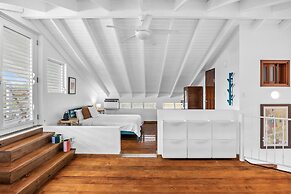 Golf Course Access Balcony Infinity Pool