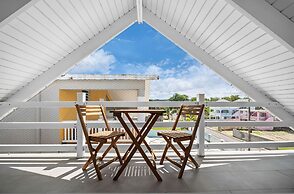 Golf Course Access Balcony Infinity Pool