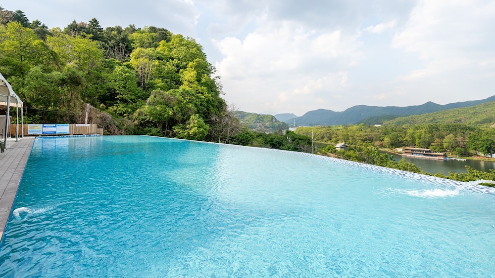 Gapyeong Nami Island Pet-friendly Spa Pe