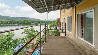 Gapyeong Nami Island Pet-friendly Spa Pe