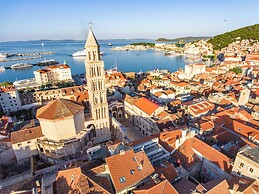 Elegant APT 5 min walk from Split center