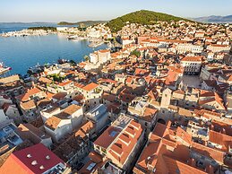 Elegant APT 5 min walk from Split center