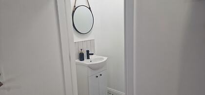 2 Bed Cottage-sleeps 4-private Garden-parking