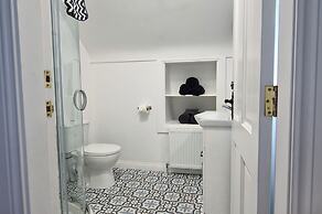 2 Bed Cottage-sleeps 4-private Garden-parking