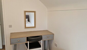2 Bed Cottage-sleeps 4-private Garden-parking