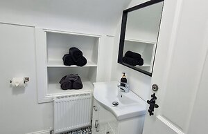 2 Bed Cottage-sleeps 4-private Garden-parking