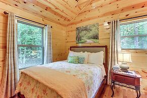10 Mi to Main St Murphy: Cabin w/ Covered Deck!