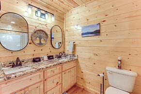 10 Mi to Main St Murphy: Cabin w/ Covered Deck!
