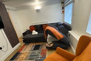 2bed Apartment-free Parking, Pets, Garden, Central