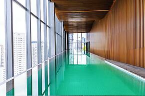 Vista incrível com piscina e AC