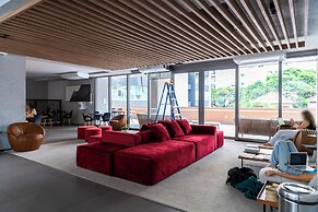 Vista incrível com piscina e AC