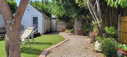 Pet Friendly - 4 Guests - 13 min to the Beach