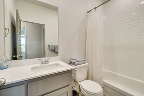 2 Mi to Dtwn Dining! Pet-friendly Temple Townhome