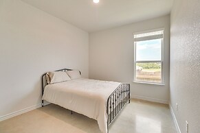 2 Mi to Dtwn Dining! Pet-friendly Temple Townhome