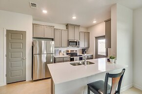 2 Mi to Dtwn Dining! Pet-friendly Temple Townhome