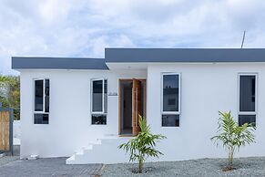 NEW Tropical Getaway With BBQ Pool