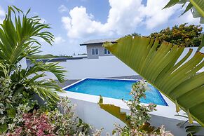 NEW Tropical Getaway With BBQ Pool