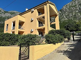 Villa Risan Apartments