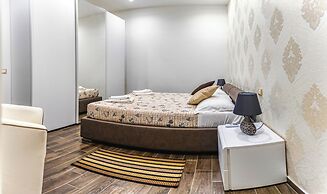 TRIBUNALE BASEMENT APARTMENT