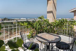 Phaedrus Living: Seaview Hilltop Maisonette