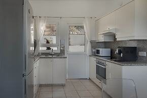 Phaedrus Living: Seaview Hilltop Maisonette