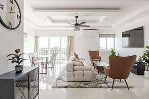 Luxe City Oasis 2BR with Pool & Gym