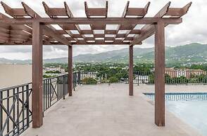Luxe City Oasis 2BR with Pool & Gym