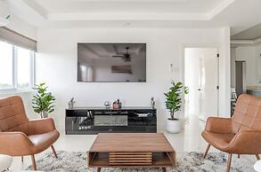 Luxe City Oasis 2BR with Pool & Gym