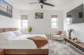 Luxe City Oasis 2BR with Pool & Gym