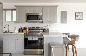 Luxe City Oasis 2BR with Pool & Gym