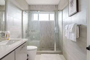 Luxe City Oasis 2BR with Pool & Gym