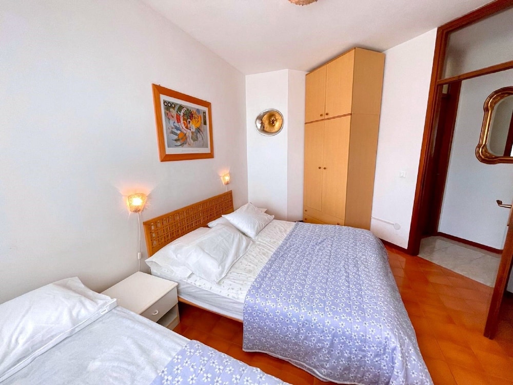 5-person Stay by the Beach