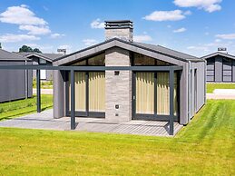 Modern Family Getaway in Oud Ade