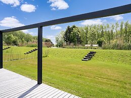 Modern Family Getaway in Oud Ade