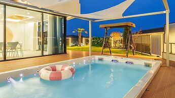 Gyeongju The Moon Aurora Pool Villa