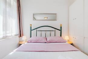 Charming Downtown Studio