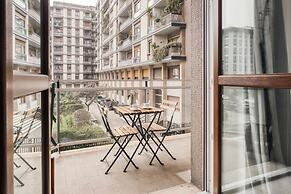 Beautiful apt with 2 balconies