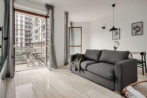 Beautiful apt with 2 balconies