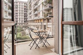 Beautiful apt with 2 balconies